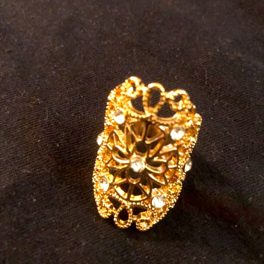 Size 8 exquisite gold ring